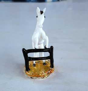 Figura de Caballo de Vidrio Hecha a Mano, Escultura Artística de Animal Blanco Sentado en una Silla, Decoración para el Hogar - Product Image 1