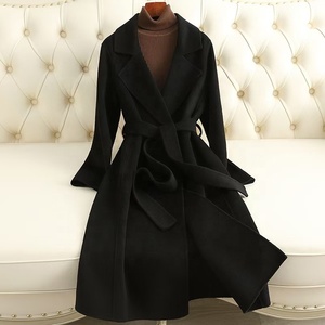 Abrigo LARGO DE Cachemira de doble cara para mujer en un estilo Hedy, con un aspecto ajustado y elegante, hecho de abrigo de lana. - Product Image 2