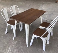Chaises et table Tolixes en bois de pin en métal vintage empilables industrielles durables pour restaurant vente en gros