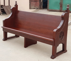 Banc d'église en bois massif - Banc d'église traditionnel en bois avec détails décoratifs sculptés pour la salle de culte et les sièges du sanctuaire - Product Image 5