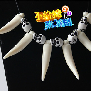 Collar de calavera de resina con dientes largos blancos, accesorio de disfraz para Halloween - Product Image 1