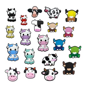 Modernos adornos para <span class=keywords><strong>Crocs</strong></span> con temática de vaca, lindos dijes de PVC de vaca de las Tierras Altas y toro de dibujos animados, divertidos dijes de animales de granja para <span class=keywords><strong>zuecos</strong></span> - Product Image 1