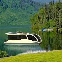 Maison flottante design et tendance avec panneaux solaires, pour la location en mer