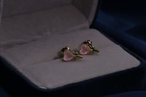 ต่างหูแบบติดหูทรงคลาสสิกสำหรับผู้หญิงจาก Tianyu Gems ทำจากทองเหลืองชุบทอง ประดับด้วยเพชรคิวบิกเซอร์โคเนียสีชมพูรูปหัวใจและดีไซน์โบว์ - Product Image 5