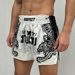 กางเกงขาสั้นมวยไทยสีขาวสง่างามทำจากผ้าที่ทนทานและระบายอากาศได้ดี - Product Image 1