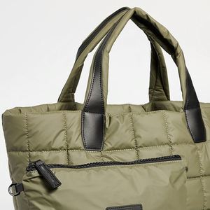 Bolso Tote Personalizado de Nailon Resistente al Agua para Mujer, Bolso de Mano para Viajes al Aire Libre, Diseño Acolchado, Bolso de Playa, Bolso Tote Mediano con Cierre y Correa para el Hombro - Product Image 2