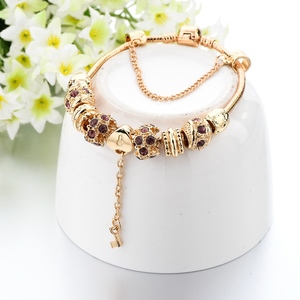 Bracciale con perline Color oro con ciondolo a forma di cuore in cristallo viola e bracciale con ciondolo a chiave - Product Image 2