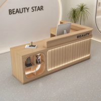 Comptoir d'accueil moderne en bois sur mesure pour magasin de vêtements, devanture de boutique classique en bois