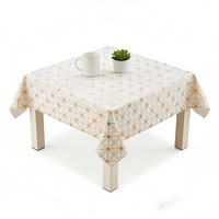 Nappe en PVC à motif floral moderne 137cm*20m, rouge estampé or, imperméable, résistante à l'huile, couleurs et logo personnalisables pour la maison et les mariages