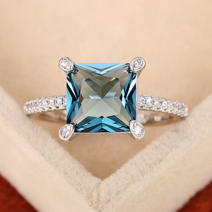 Anello con Design Quadrato a Quattro Punte, Stile Elegante per Donne - Product Image 3
