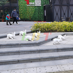 Escultura de Conejo de Fibra de Vidrio Libit, Decoración de Jardín para Exteriores, Figura de Animal Hecha a Mano y Duradera para Plaza, Oficina, Pascua - Product Image 4