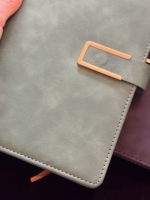 Carnet de notes classique A5 en cuir PU rigide avec reliure cousue, boucle métallique, 200 pages, logo personnalisé, ligné, avec porte-stylo