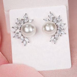 Orecchini a Perno con Fiori Vintage per Donne, Eleganti Accessori per Orecchie da Indossare Quotidianamente, per Outfit Casual e Regalo - Product Image 2