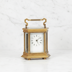 Reloj de Carruaje Antiguo de Latón con Diseño de Columna Dorica Hexagonal, Repetidor de 8 Días, Plataforma Visible y Escape de Carruaje - Product Image 1