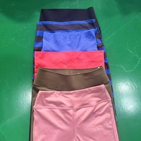 Balles de vêtements de yoga en surplus d'usine Couleurs mélangées Tailles Leggings pour femmes Pantalons de sport Prix bon marché pour la vente en gros et les revendeurs