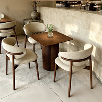 Ensemble de mobilier de restaurant extérieur industriel moderne, avec banquette en cuir capitonnée, chaise en rotin et table en bois massif, pour usage commercial