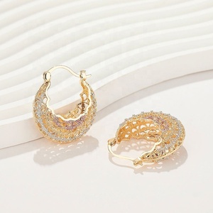 เครื่องประดับทองเคลือบลามิเนต จอยเอเรีย ต่างหูห่วงทองแดงกลวง ชุบทอง 18k เครื่องประดับแฟชั่นสำหรับขายส่ง ต่างหูผู้หญิง - Product Image 5