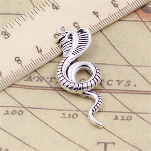 Ciondoli re <span class=keywords><strong>Cobra</strong></span> serpente 49x19mm pendenti Color argento antico che fanno fai da te a mano tibetana che trovano gioielli - Product Image 2