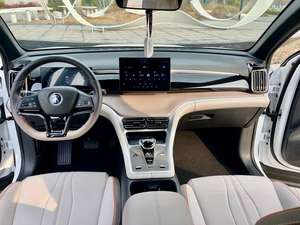 Venta al por mayor de coches usados en China: BYD Song Pro DM 2023 DM-i Champion Edition Híbrido Turbo Cuero R18 Interior Claro 71KM Tipo Líder - Product Image 4