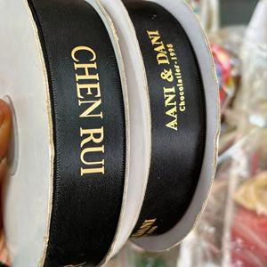 Nastro in Raso di Lusso Personalizzato con Logo 3D Stampato e Stampa a Caldo in Oro per Confezioni Regalo di Natale e Feste di Compleanno - Product Image 1