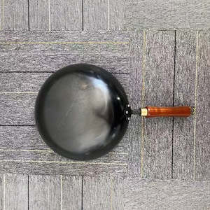 Wok Redondo Sin Recubrimiento con Mango de Madera de Cedro Rojo para Cocinar 32 cm - Product Image 2