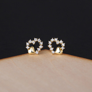 Orecchini a perno mini a cuore cavo da donna, design minimalista, accessori per l'orecchio per uso quotidiano - Product Image 3