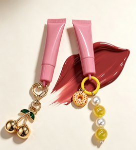 Tubo de brillo labial rosa brillante de 10 ml con tapa de rosca, llavero de cuentas de cereza, impresión de seda personalizada, tubo vacío para brillo labial de viaje - Product Image 3