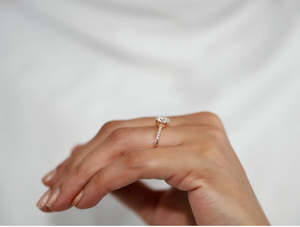 Anillo de Compromiso Moderno con Diamante Cultivado en Laboratorio de 2 Quilates, Certificado IGI, E F VS, Ovalado, Solitario, Anillo de Oro con Piedras Laterales, Regalo de Propuesta - Product Image 3