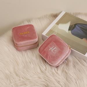 Caja de Joyería de Terciopelo de Lujo con Cierre y Espejo, Personalizable con Logotipo, Caja de Empaque Cuadrada Moderna para Aretes, Anillos y Collares - Product Image 6