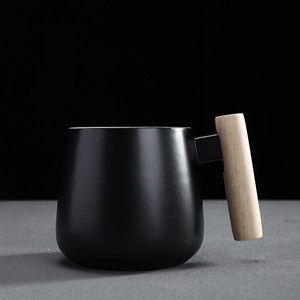 Tasse en céramique mate avec couvercle et poignée en bois et cuillère spécifique tasse à thé et lait <span class=keywords><strong>noir</strong></span> blanc tasse nordique Logo <span class=keywords><strong>personnalisé</strong></span> - Product Image 5