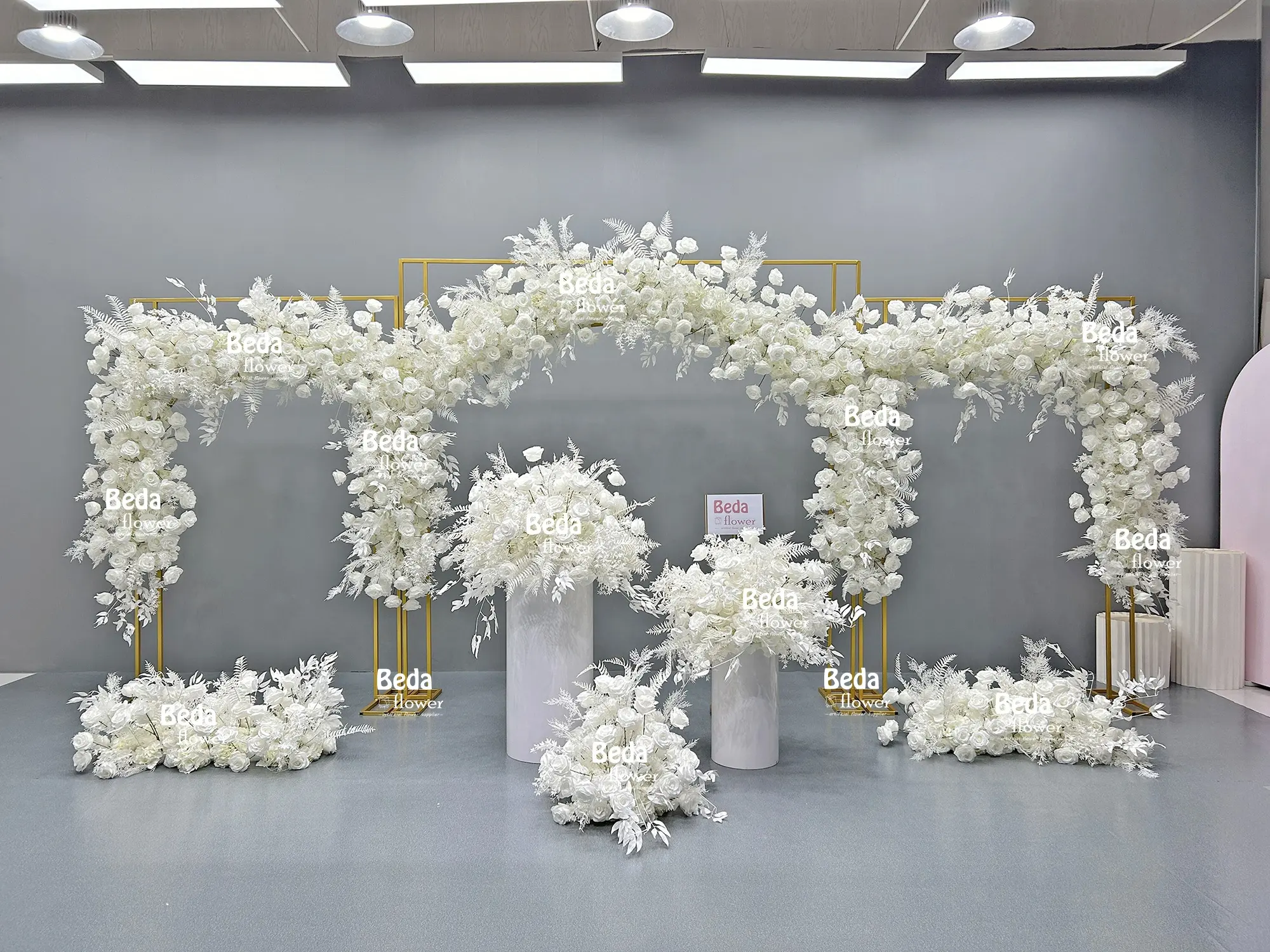 2024 מכירה ישירה במפעל באיכות גבוהה פרח מלאכותי ראנר מרכזי קצף משי לעיצוב הבית סיום חתונה