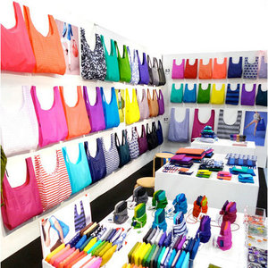 Logotipo personalizado Nuevo diseño Moda Reutilizable Medio Llevar Bolsa de la compra plegable Stock Poliéster con bolsa Patrón de dibujos animados - Product Image 3