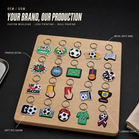 Porte-clés personnalisé en PVC, breloque ballon de football avec anneau métallique, logo personnalisé, cadeau promotionnel, finition douce au toucher
