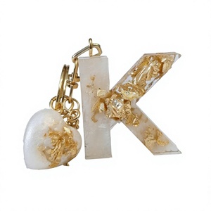 Décapsuleur porte-clés en résine écologique réutilisable avec initiale alphabet et papillon mignon pour sac, sac à dos, voiture - Vente en gros - Product Image 4