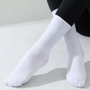Chaussettes personnalisées de haute qualité pour femmes, chaussettes de yoga antidérapantes, chaussettes de pilates, chaussettes mi-hautes avec logo personnalisé - Product Image 3