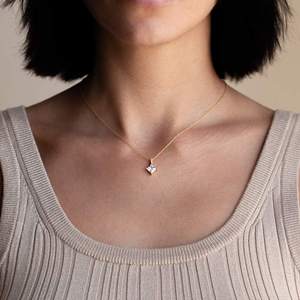 จี้เงินแท้ 925 ประดับมอสซาไนต์ทรงปรินเซสคัท สร้อยคอแบบตราประทับ ของขวัญสำหรับงานแต่งงาน งานเลี้ยง และโอกาสพิเศษ - Product Image 3