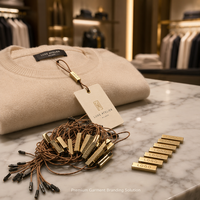 Étiquettes suspendues et étiquettes de prix personnalisables en polyester avec logo en relief, attaches à boucle avec cordon pour vêtements, chaussures, sacs, casquettes