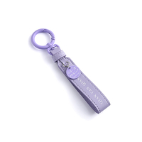 Porte-clés Fashion Purple Private Label Porte-clés en cuir PU avec nom personnalisé avec petit pendentif