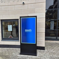 Kiosque de support de plancher de 55 pouces IP65 écrans extérieurs kiosque de contact de Totem d'affichage à cristaux liquides extérieur pour le signage et les affichages numériques extérieurs de Wayfinder