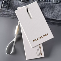 Étiquettes suspendues personnalisées imprimées avec détails en feuille d'or, motif croisé gaufré, cordon en ruban satiné blanc et noir, sacs en papier écologiques
