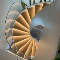Villa facile à installer Escaliers en colimaçon commerciaux en verre Résident intérieur escalier rotatif en bois à bande de roulement