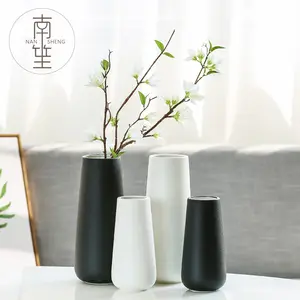 Ornement de décoration d'hôtel de maison de Style moderne minimaliste nordique Vases en céramique et en porcelaine noirs blancs