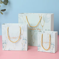 Sac cadeau rectangulaire de luxe en carton blanc personnalisé à prix de gros abordable pour cosmétiques, vêtements, souvenirs festifs, avec poignée, OEM