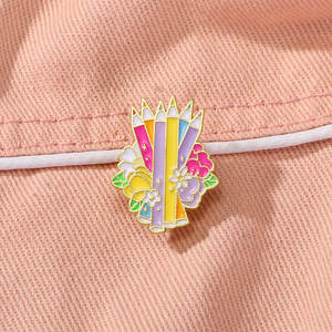 Cadeaux promotionnels de la Journée des enseignants au crayon épinglettes personnalisées à bas prix en émail dur et souple pour accessoires - Product Image 2