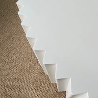 Table basse ronde en plastique crème avec peinture blanche renforcée de fibres pour le salon