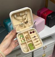 Boîte de rangement pour petites boucles d'oreilles, luxueuse, mignonne, en gros, portable, en cuir, carrée, boîte cadeau, organisateur de bijoux