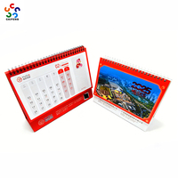 Calendario de Escritorio Chino de 12 Meses con Temática Familiar, Tapa Dura, Papel con Relieve Dorado y Superficie Barnizada, Empaquetado en Cartón