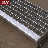 Bande de roulement d'escalier personnalisée de haute résistance caillebotis en acier au carbone surface galvanisée étape de sécurité industrielle pour passerelle moderne