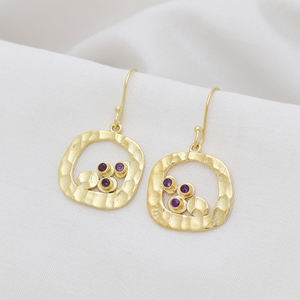 Pendientes colgantes de amatista natural de diseñador hechos a mano de nueva moda, Pendientes colgantes con acabado martillado chapado en oro - Product Image 3