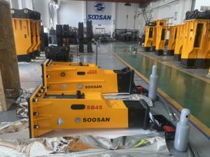 Ciseaux hydrauliques SOOSAN SB45, type silencieux, pour brise-roche, adaptés aux chargeuses-pelleteuses et excavatrices de 7 à 14 tonnes. - Product Image 4